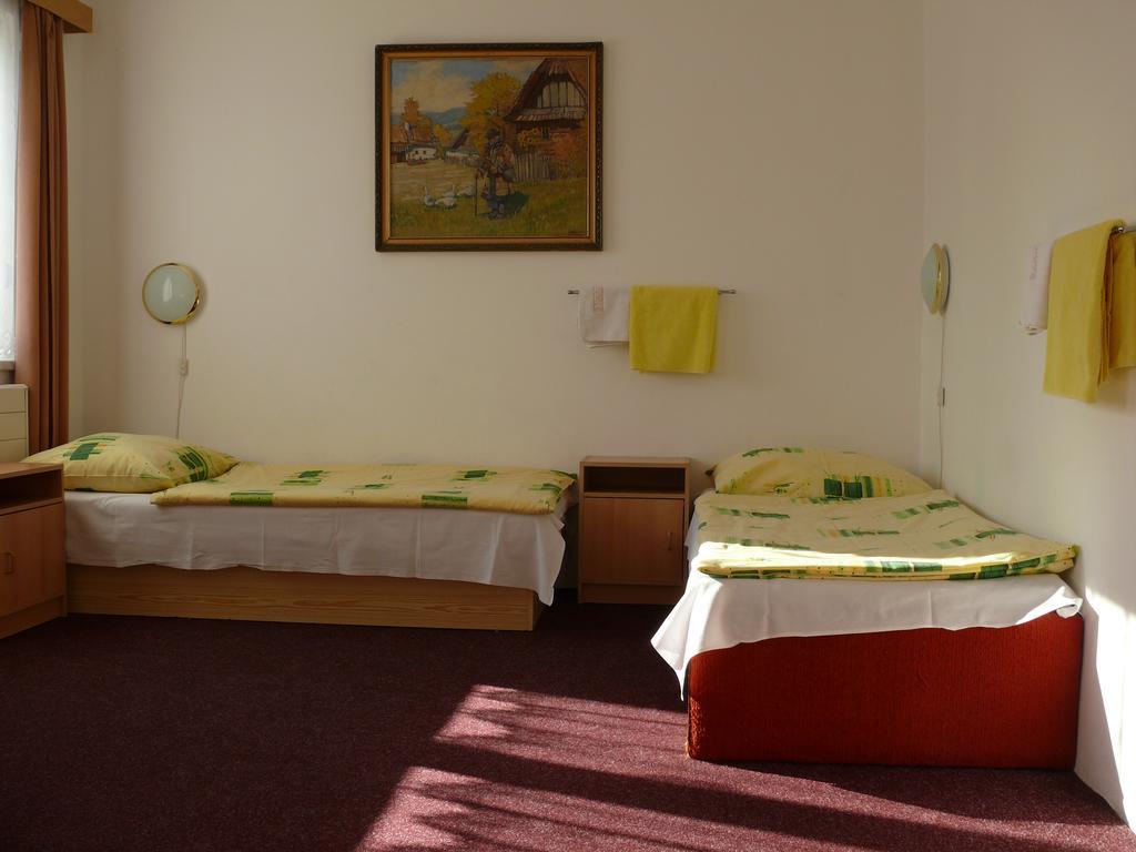 Dreibettzimmer mit Gemeinschaftsbad
